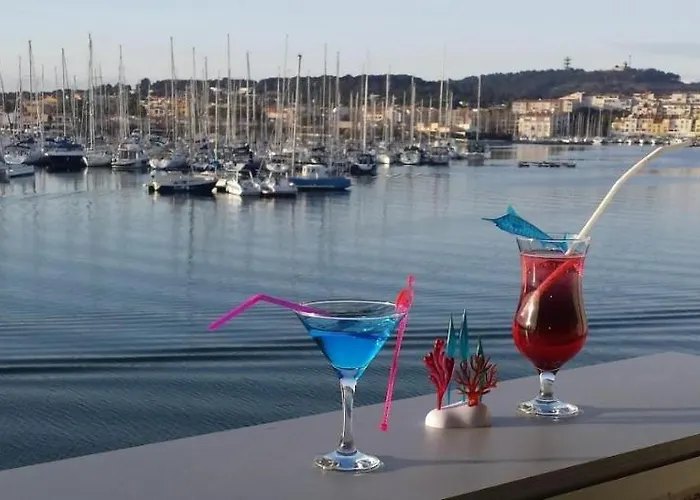 T2 Vue Avec Parking Piscine Tennis Boulodrome Parc Enfants *