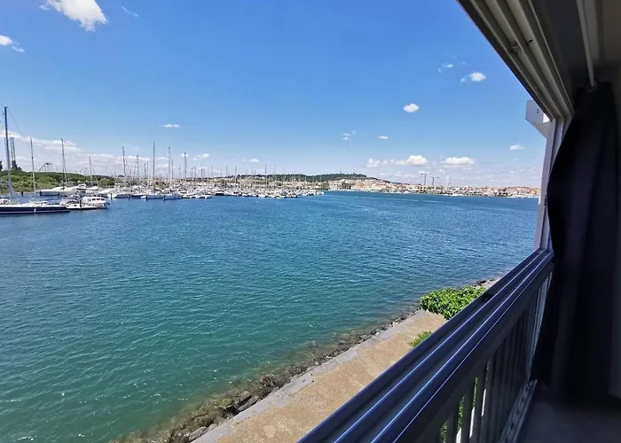 T2 Vue Avec Parking Piscine Tennis Boulodrome Parc Enfants * Agde